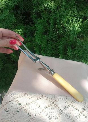 Продам винтажную вилку для мяса на подставке слоновая кость