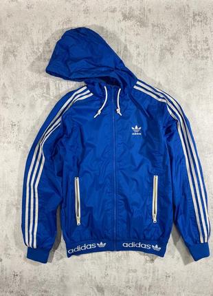 Легендарный стиль: синяя курточка adidas originals