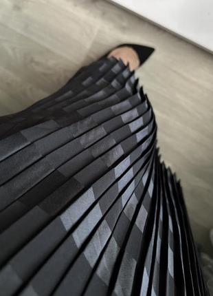 Черная юбка миди плиссе7 фото
