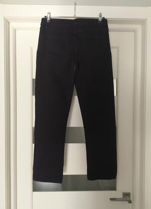 Черные, прямые классические джинсы.2 фото