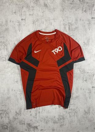 Энергия красного: футболка nike t90