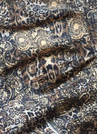 Короткая юбка с леопардовым принтом из плотной ткани4 фото