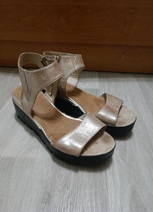 Бежеві золоті босоніжки на платформі