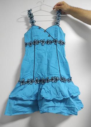 Платье синего цвета с цветками