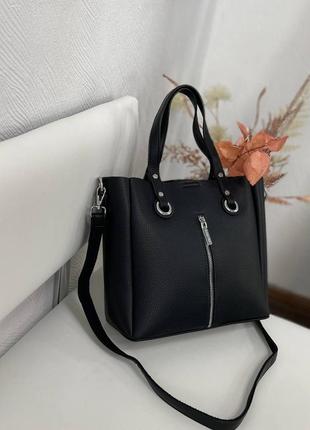 Черная, вместительная, удобная сумка + длинный регулируемый ремешок.