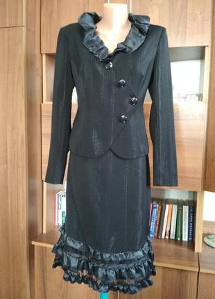 Стильний костюм-двійка,ексклюзивного крою з якісної костюмної тканини.