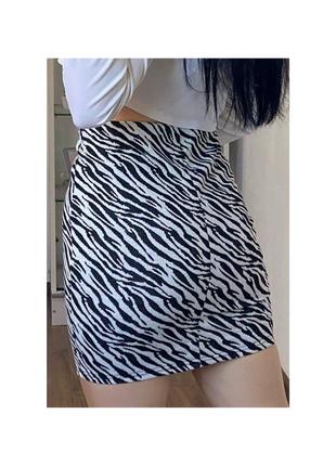Актуальная трикотажная юбка мини, зебра, по фигуре, стильная, модная, трендовая2 фото
