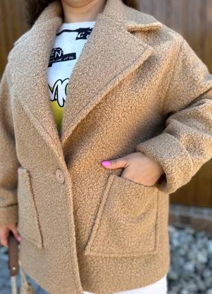 Осіннє пальто вільного крою на ґудзику ( в колір тканини), високий комір, з боків глибокі кишені, рукава вільні, можна підвернути, як на фото.2 фото