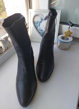 Гарні шкіряні чобітки