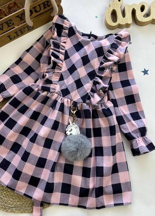 Стильна сукня у клітинку