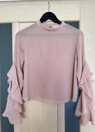 Розовая блузка с рукавами волан