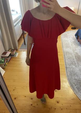 Красное платье макси с открытыми плечами3 фото