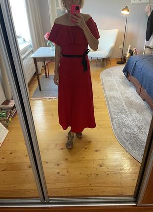 Красное платье макси с открытыми плечами4 фото