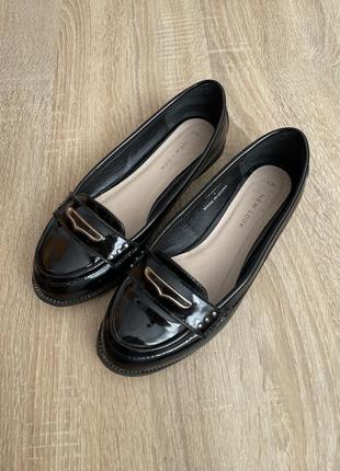 Лаковані лофери класичні туфлі