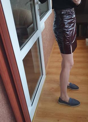 Бордовая лаковая мини/короткая юбка/юбка нюанс4 фото