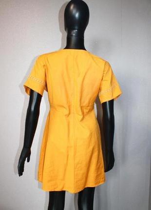 Стильное легкое натуральное горчичное платье с вязаными вставкамина пуговицах лен и котон3 фото