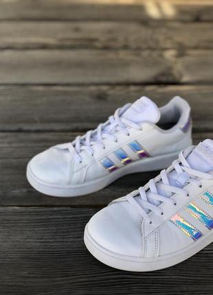 Кросівки жіночі білі шкіряні adidas оригінал