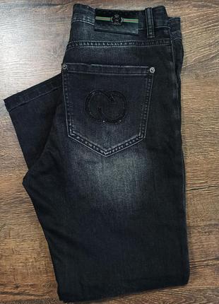 Трендовые джинсы со стразами в стиле знаменитого бренда