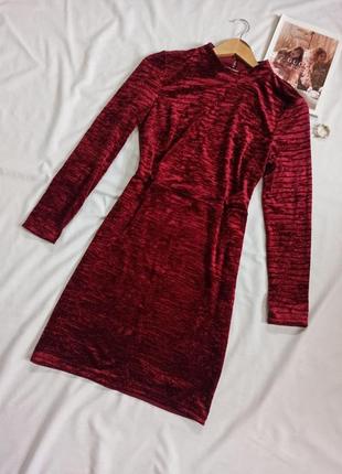 Бордовое бархатное/велюровое платье с вырезом на спине и блёстками1 фото