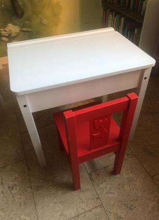 Икеа: детский стол sandvik/ письменный/ парта с хранилищем под крышкой