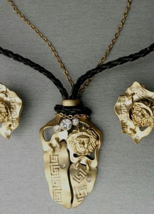 Комплект набор женской бижутерии в стиое versace прдвеска и сережки из золотистого металла