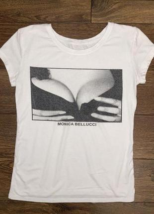Стильная белая тонкая хлопковая футболка с грудью monica belucci