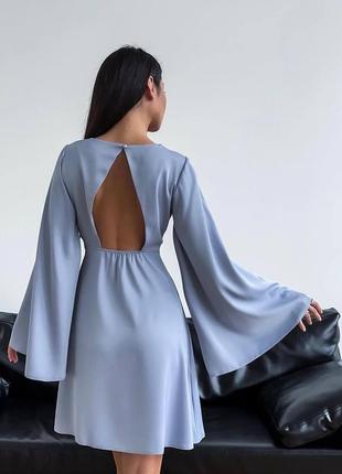 Платье короткое свободного кроя на длинный рукав с вырезом на спине качественная стильная трендовая голубая белая3 фото