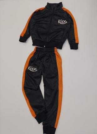 Стильный спортивный костюм  на флисе мальчику черный с оранжевым 3-4 года2 фото