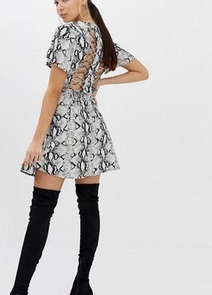 Платье атласное женское короткое принт рептилия boohoo англия s/m