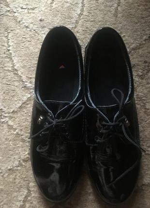 Крутые женские лакированные туфли
