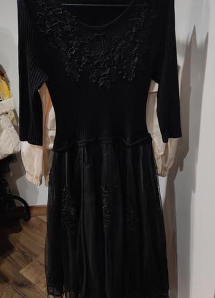Чорне плаття з вишивкою