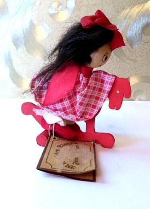 Лялька 13 см верхом на дерев'яній конячці, вінтажна лялька з етикеткою, дерев'яна лялька на коні3 фото
