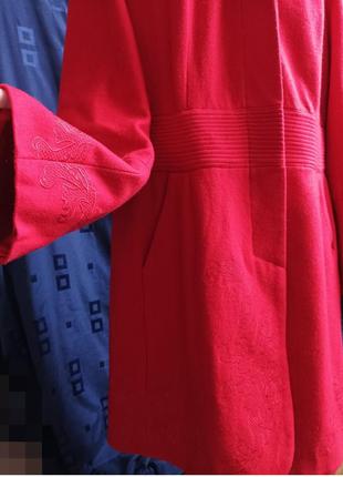 Вишукане жіноче пальто неймовірного кольору зі стилізованою вишивкою