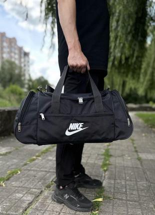 Небольшая спортивная дорожная черная сумка nike