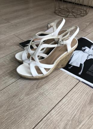 Босоножки на танкетке