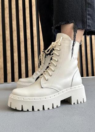 Женские бежевые ботинки на шнуровке