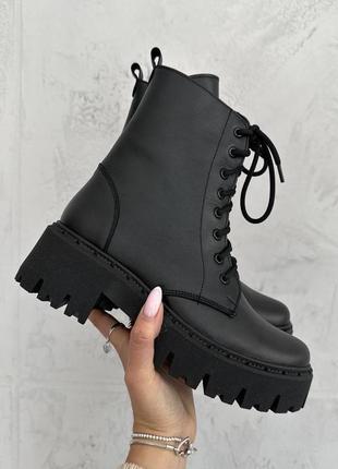 Женские черные ботинки на шнуровке