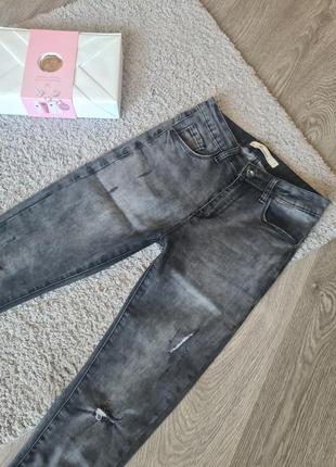 Стильні сірі джинси з ефектом  push up. розмір 27