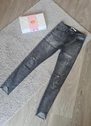 Стильні сірі джинси з ефектом  push up. розмір 272 фото
