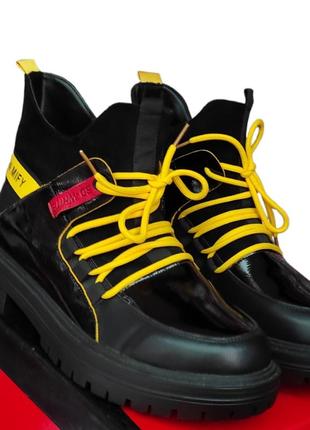 Женские деми модные ботинки осенние утепленные велюр на тракторной подошве  черные с желтым2 фото
