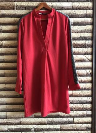 Красное платье свободного кроя