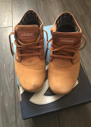 Кожаные фирменные ботинки от adidas