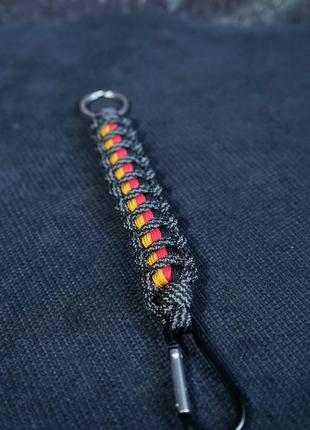 Брелок из паракорда кобра с флагом германии и черным карабином, цвета плетения под заказ3 фото