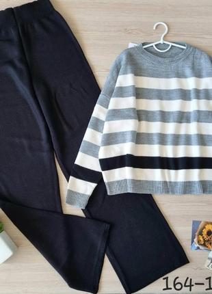 Стильний костюм зі штанами палаццо