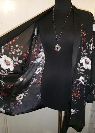 Лёгкий кардиган-кимоно-накидка в цветочный принт,большого размера,qed london3 фото