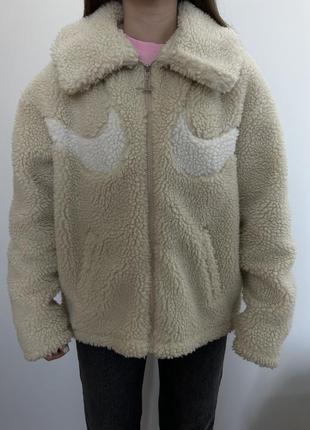 Шерпа nike nsw swoosh beige