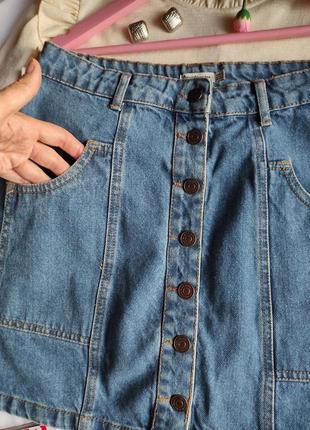 Джинсовая мини юбка синего кольра спереди на пуговицах юбка женская4 фото
