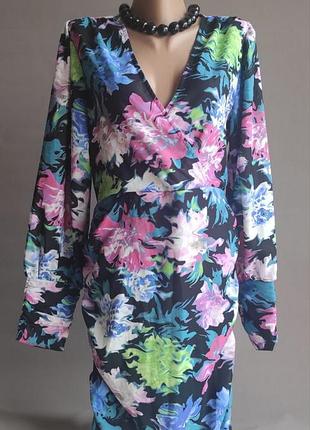 Платье на запах с цветочным принтом