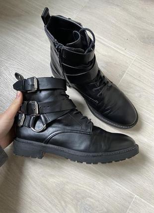 Черные ботинки ботинки