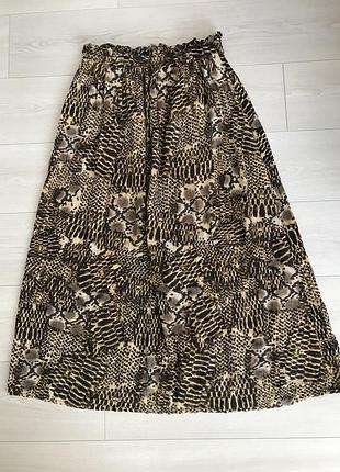 Актуальна спідниця із зміїним принтом